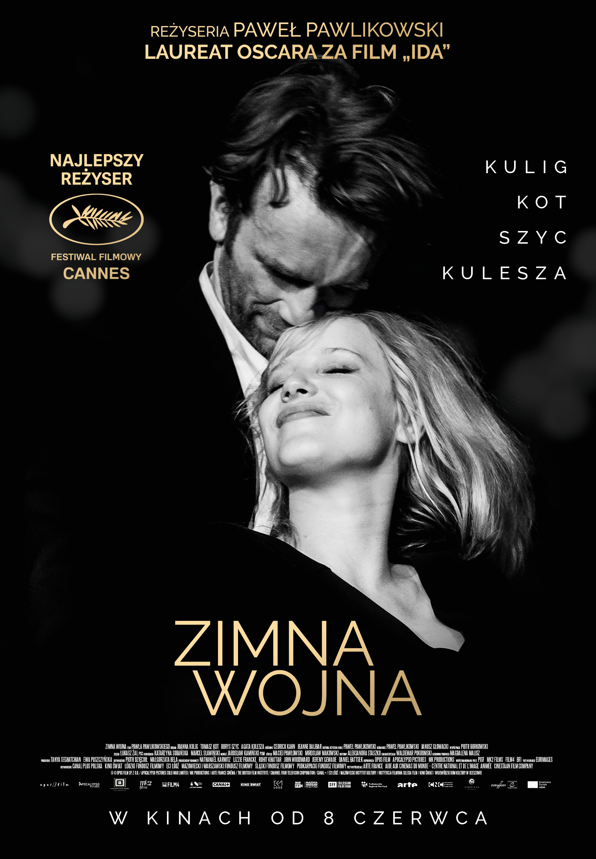 Czarno-biały plakat filmu &bdquo;Zimna wojna&rdquo;. Mężczyzna obejmuje kobietę i całuje ją w czoło. Widoczne napisy z tytułem filmu, nazwiskami aktor&oacute;w oraz informacją o nagrodach i premierze w kinach.